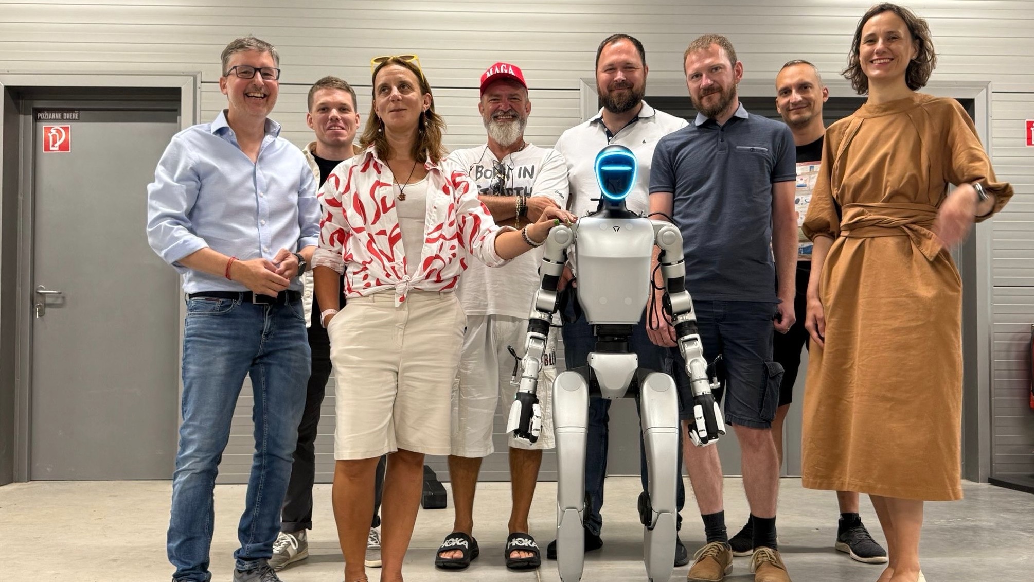 DIUS Management tím s humanoidným robotom
